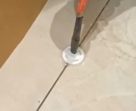 沽源瓷砖空鼓维修公司专业解答瓷砖在铺贴过程中，如果没有涂抹均匀到位的粘结材料（如水泥砂浆或瓷砖胶），可能会导致以下问题
